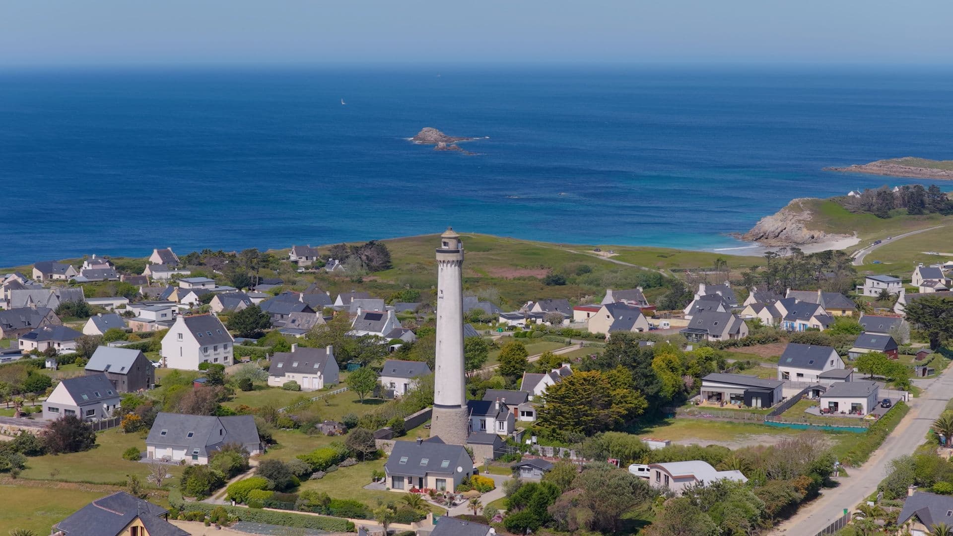 Le phare de Trézien s'élève au milieu des toits en ardoise typiques du Finistère. ©Roole