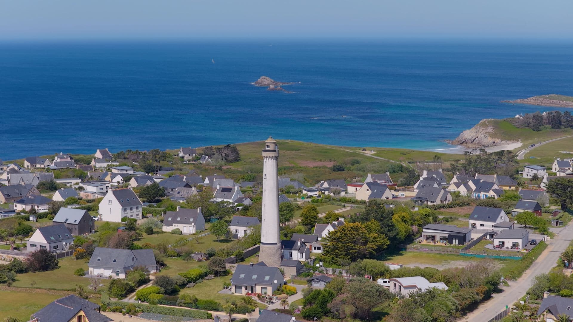 Le phare de Trézien est situé à 500 mètres de la côte. ©Roole