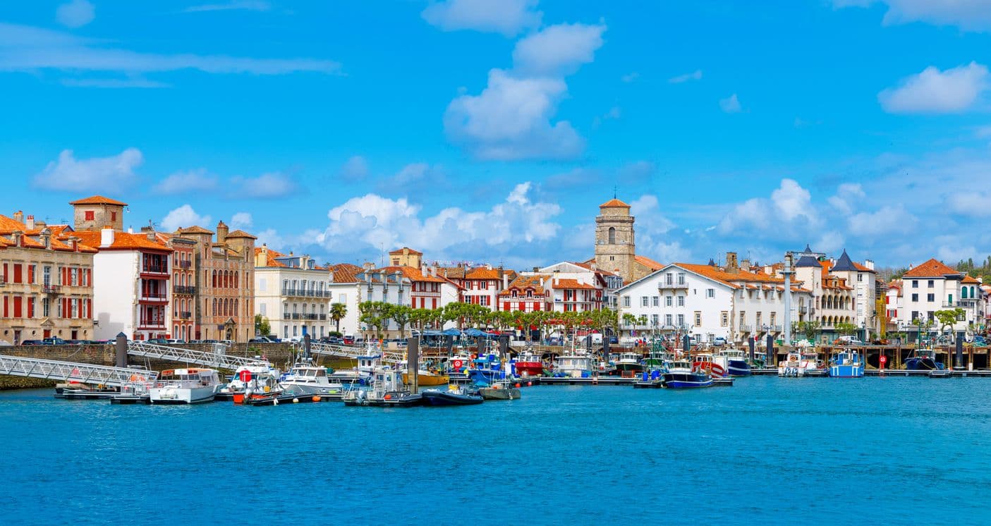 Vue depuis la mer sur le village de Saint-Jean-de-Luz