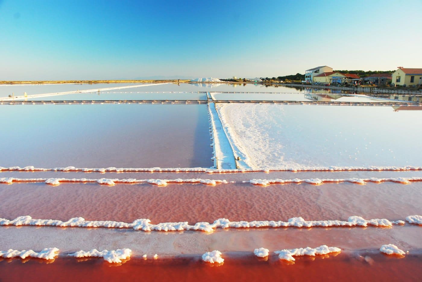 L'incroyable couleur rose des salins de Gruissan. ©EPN