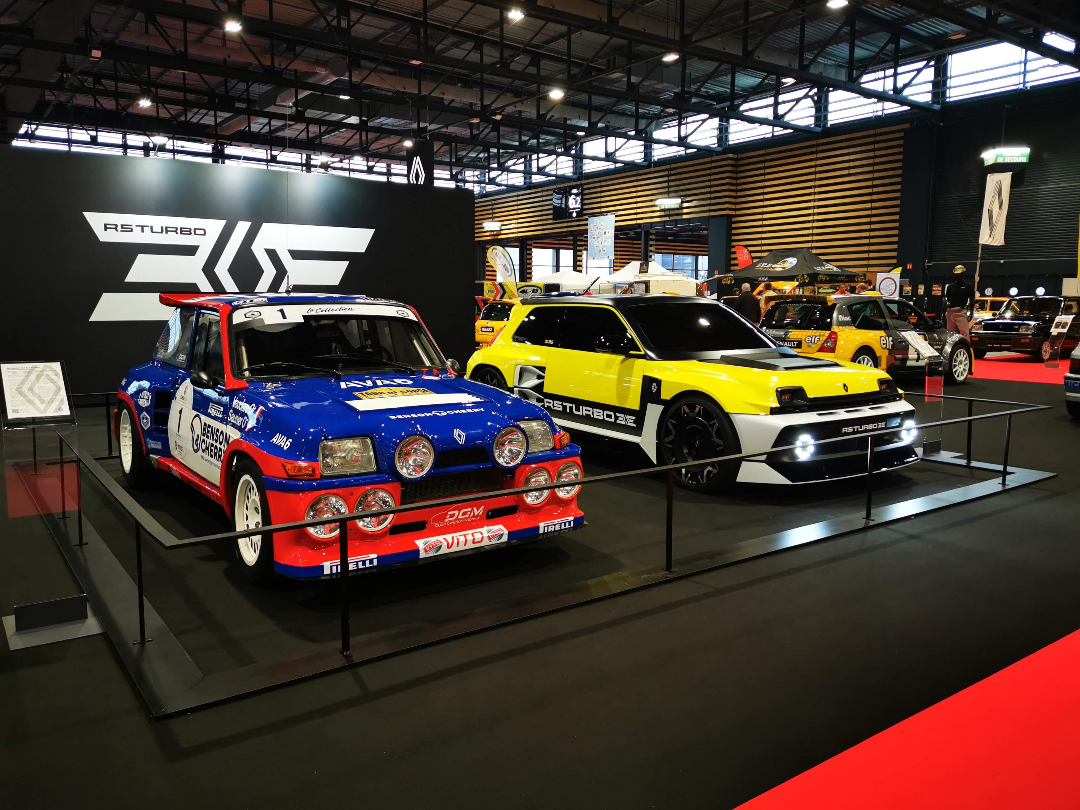 Deux voitures Renault sportives exposées sur un stand R5 Turbo 3E sur le salon Epoqu'Auto à Lyon en 2025
