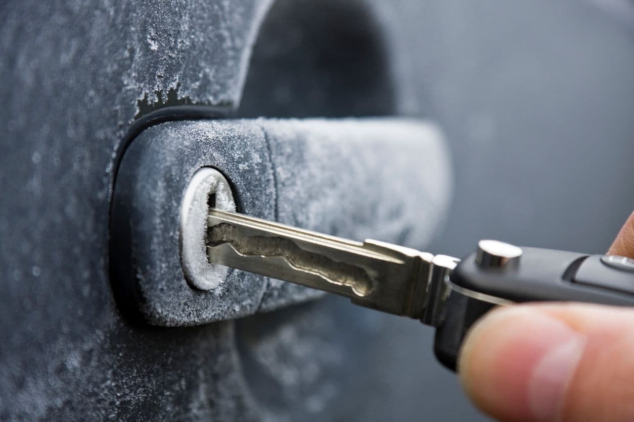 Une serrure de voiture gelée par le froid