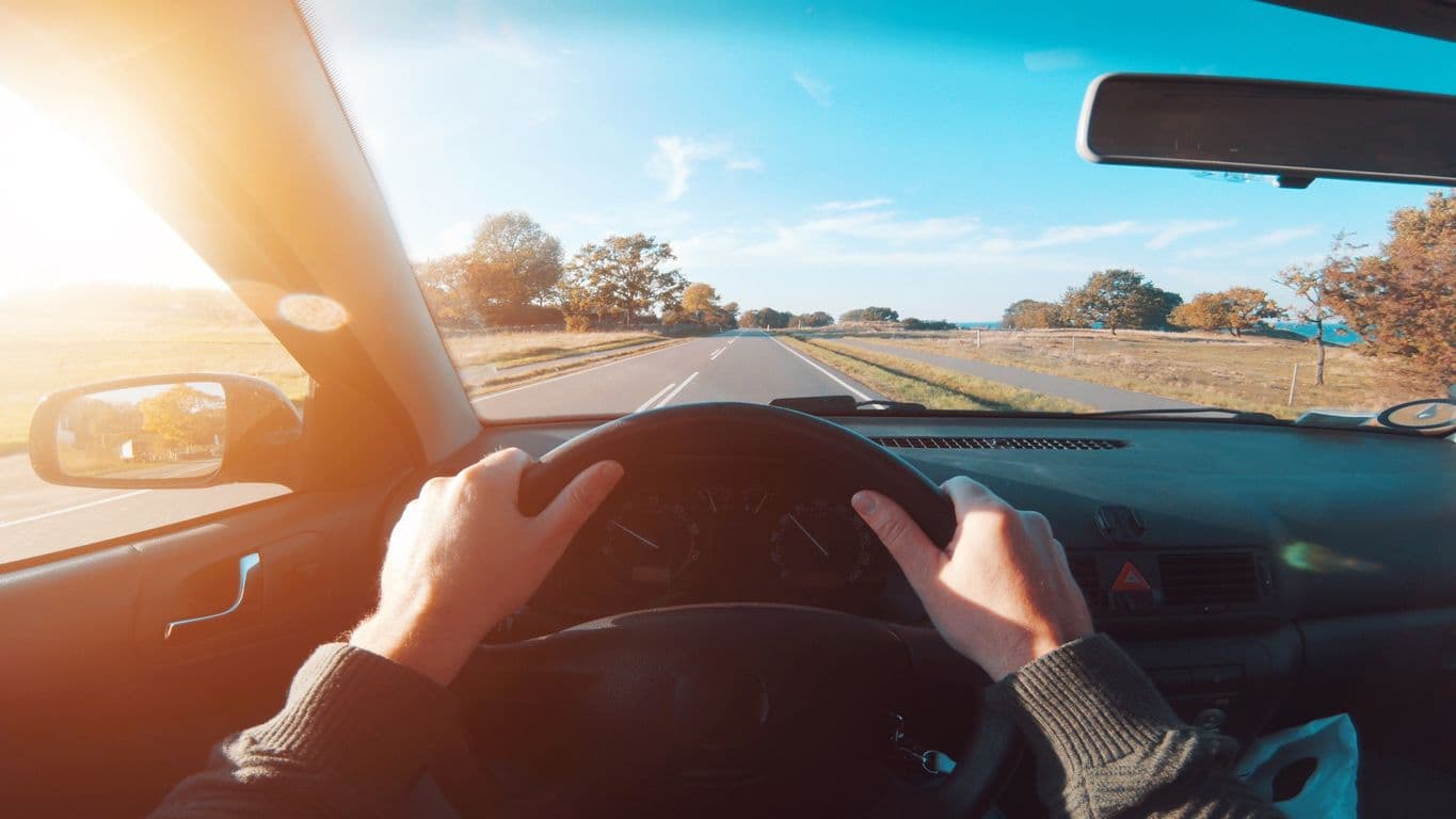 Un soleil éblouissant pénètre l'habitacle d'une voiture