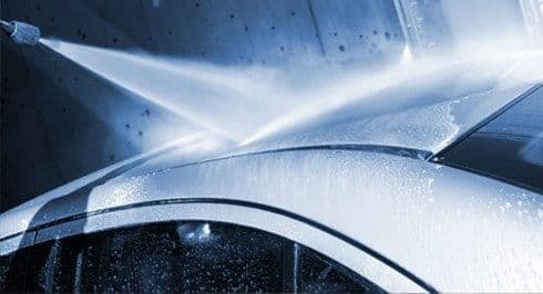 Entre les rouleaux, le jet haute pression et le lavage à la main, que choisir pour son lavage auto ?