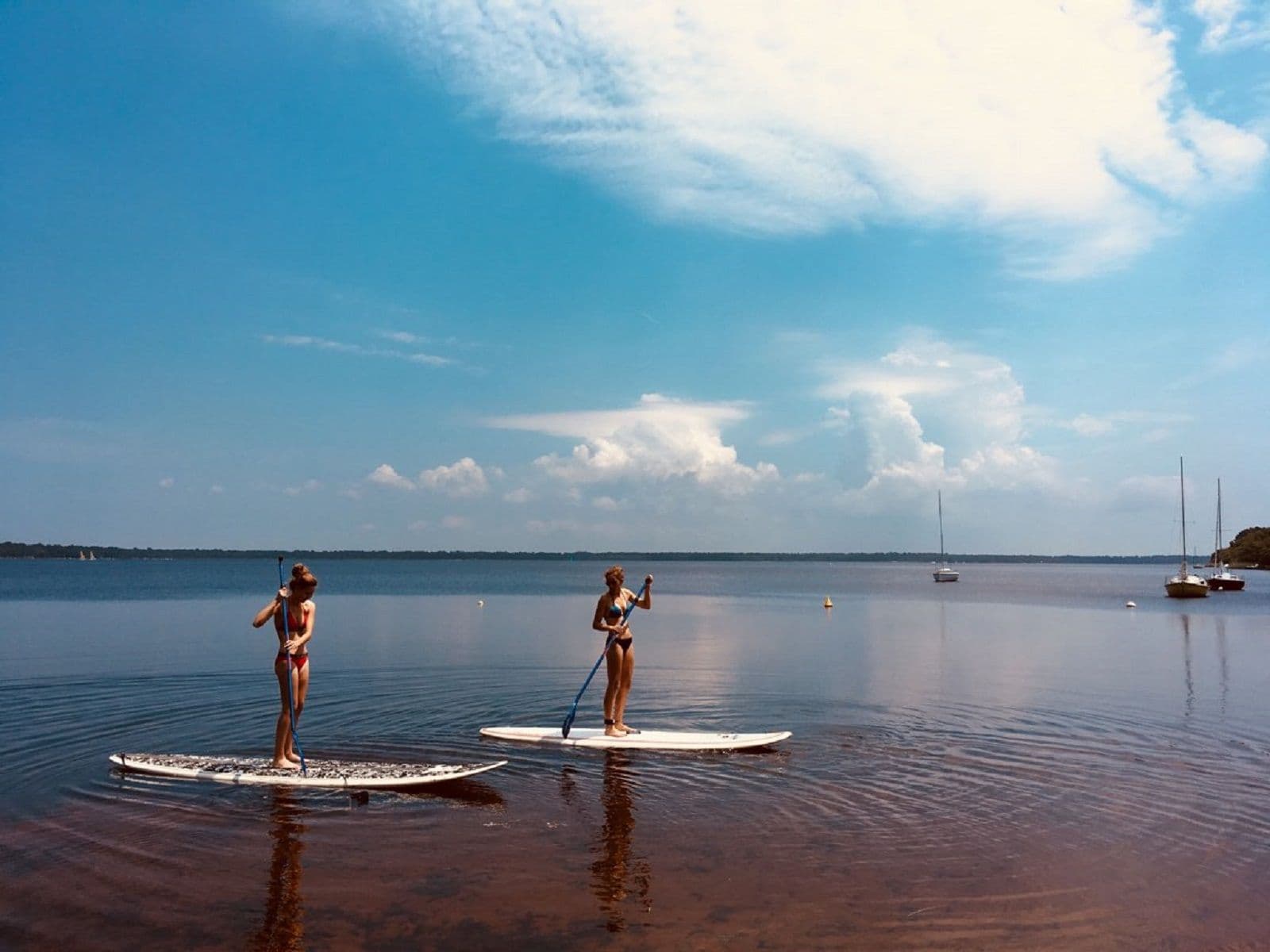 Paddle sur les rives du lac de Lacanau : nature et sport réunis au même endroit. ©InfinimentCharente
