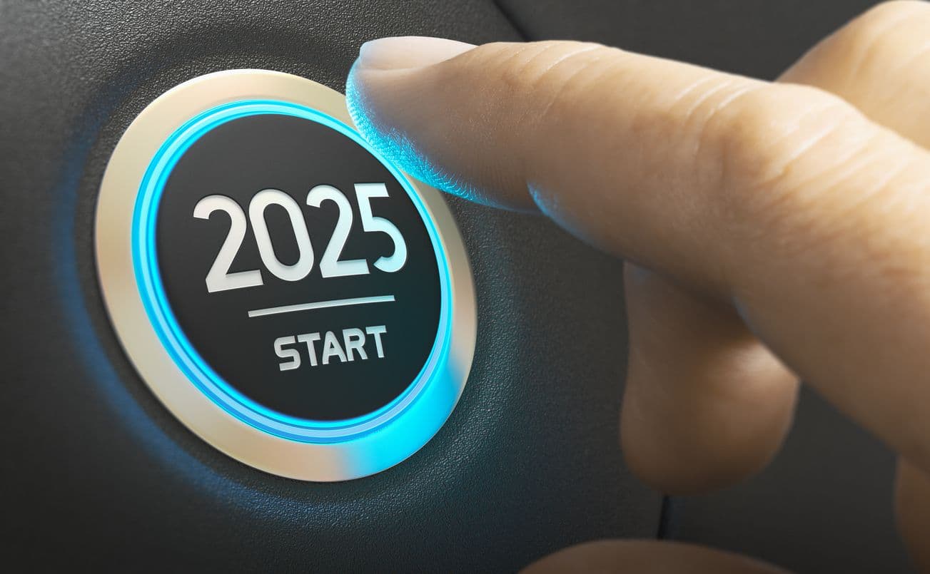 Le bouton start d'une voiture avec l'année 2025