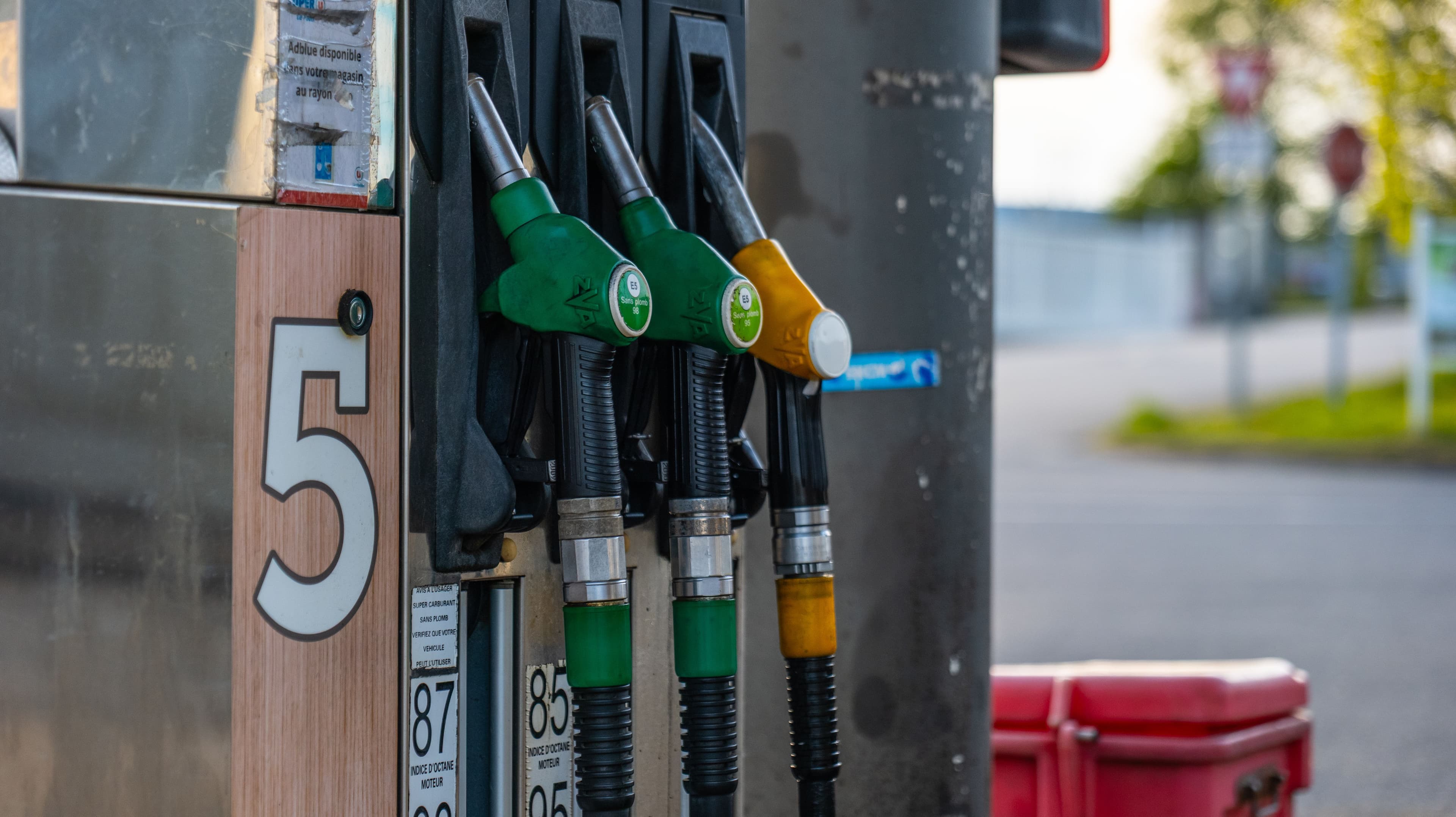 Un totem avec les pompes à carburant dans une station-service.