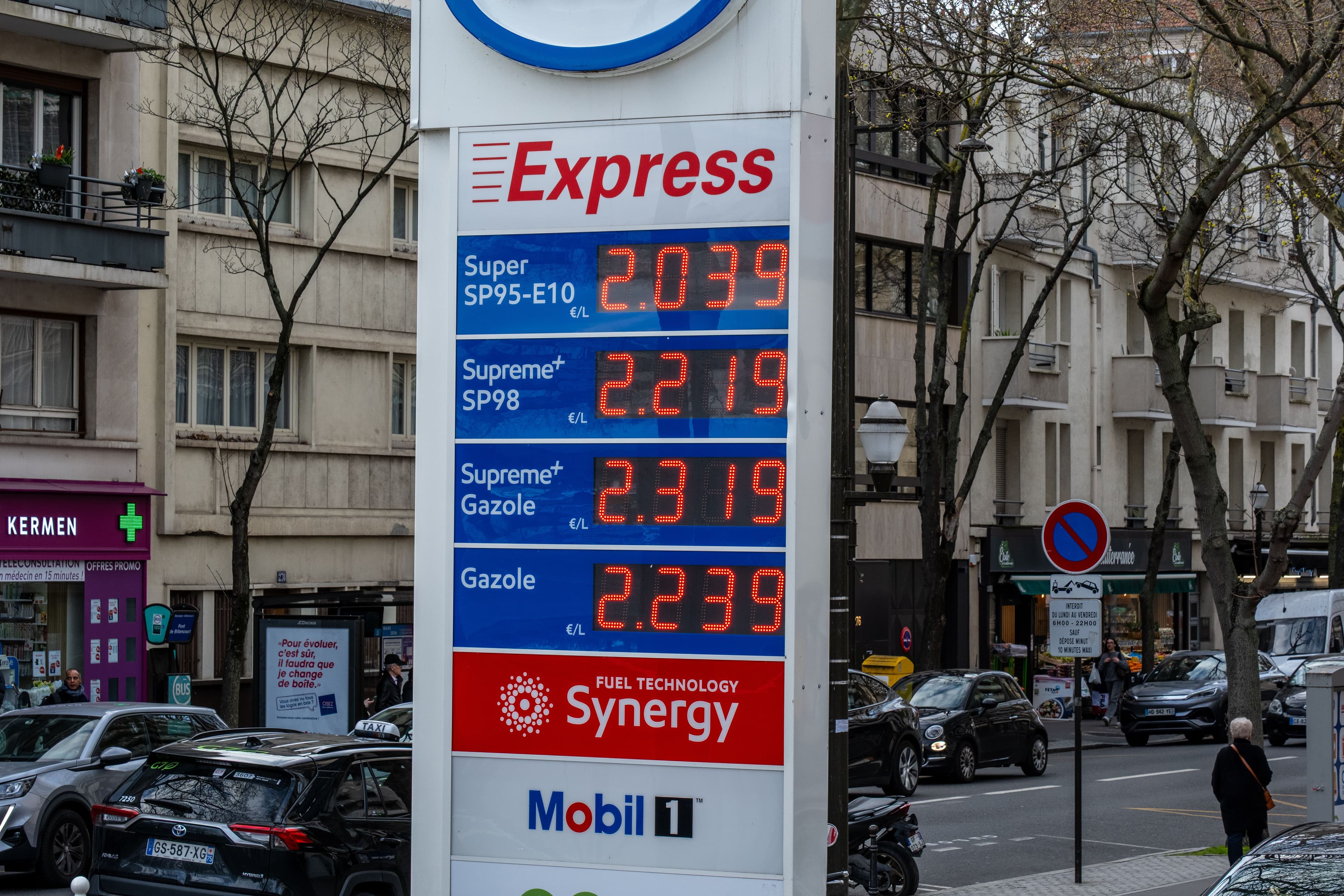 Un totem de station essence qui montre que le prix du gazole est plus élevé que le prix du SP95 et SP98