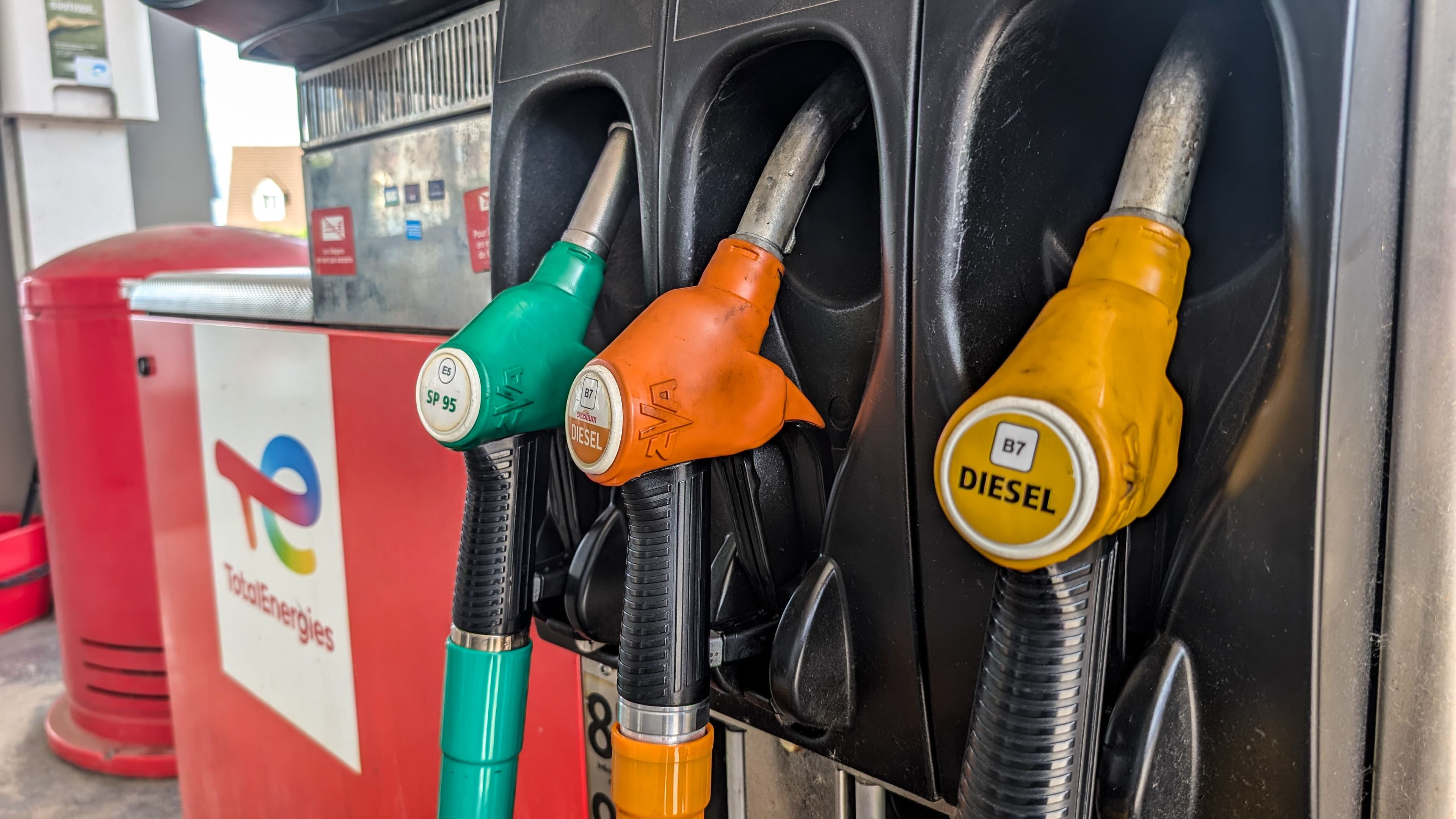 Trois pompes sur un totem dans une station-service TotalEnergies.