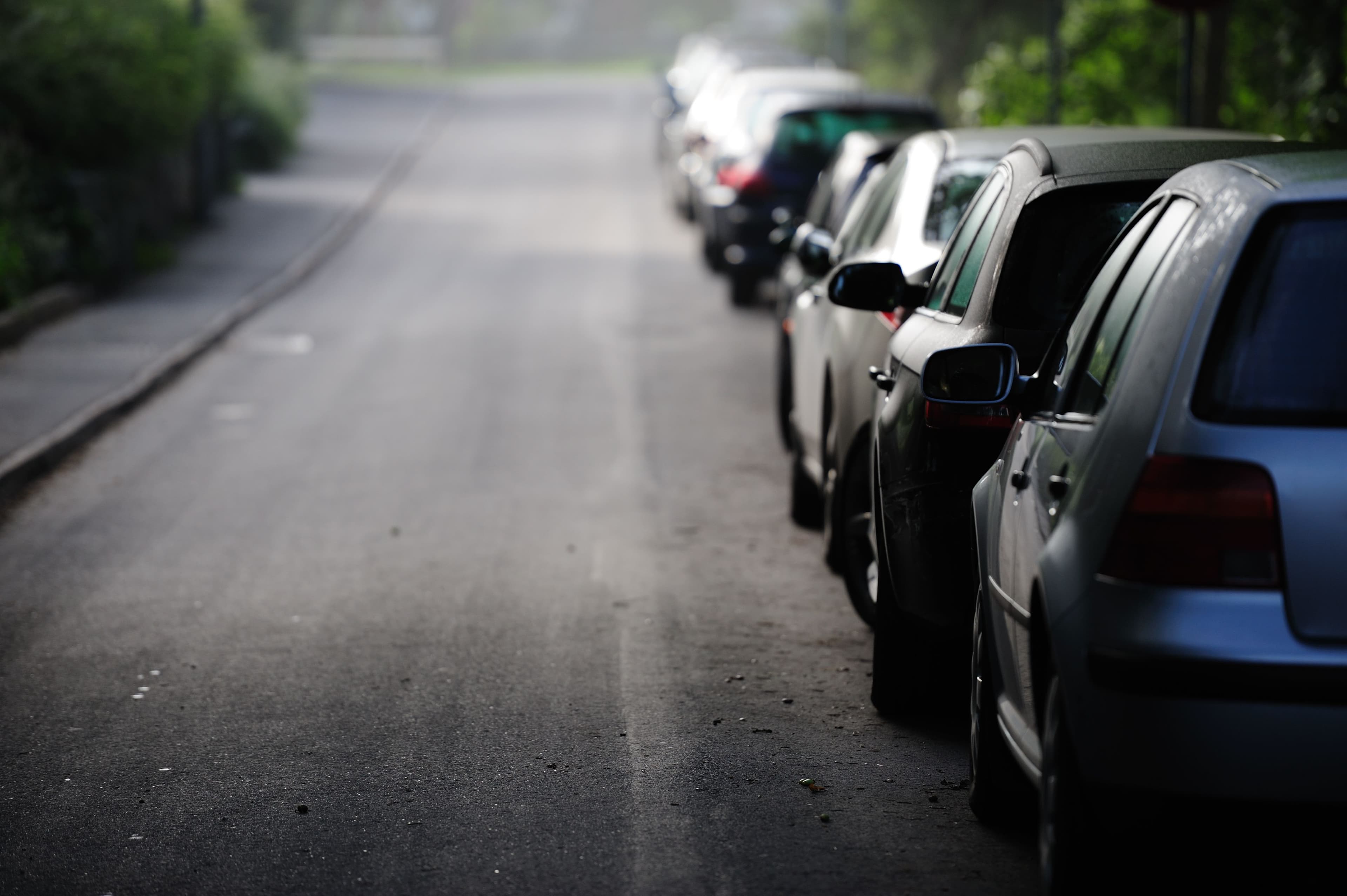 Des voitures garées du même côté d'une rue