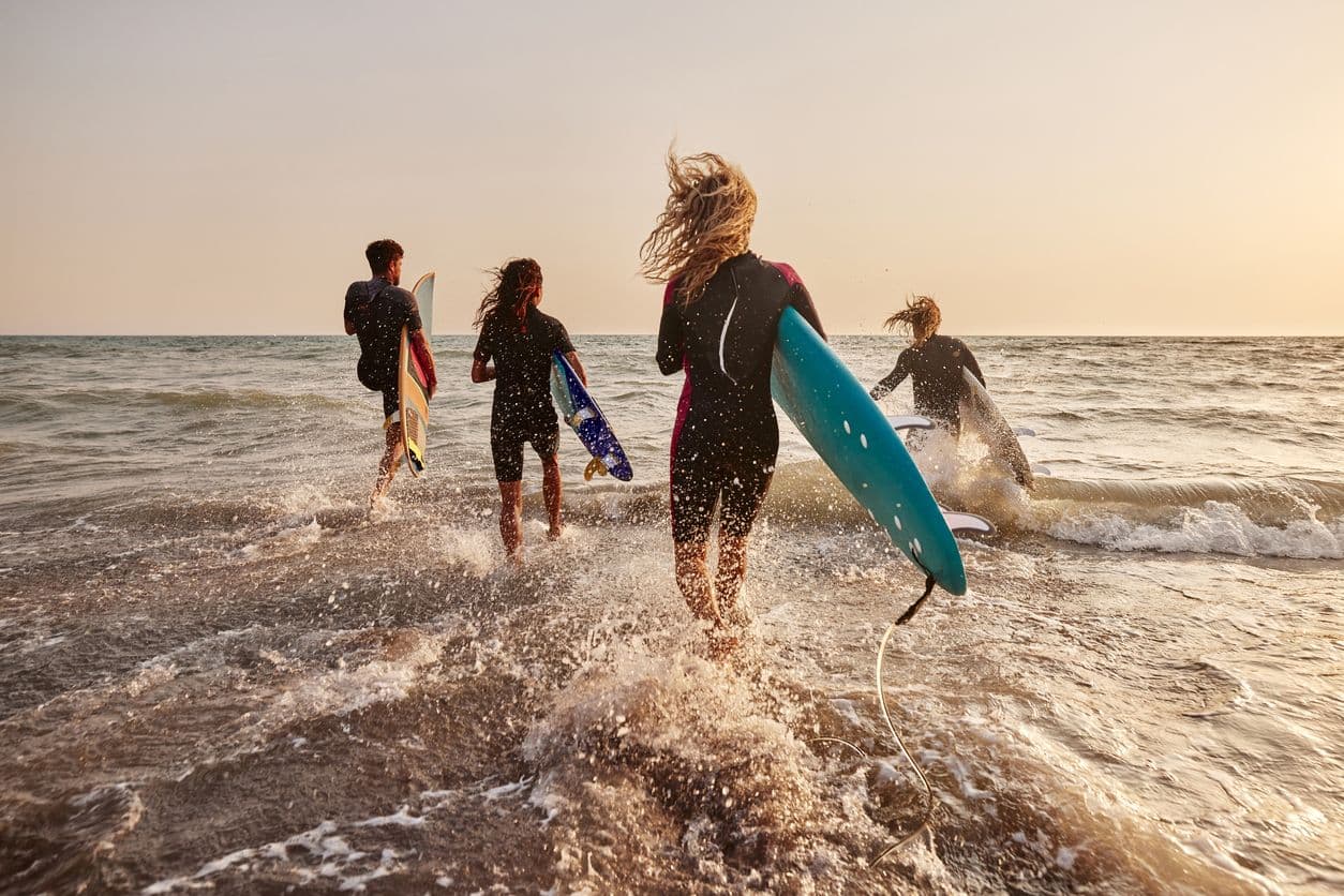 Le surf, sport incontournable de cette côte ouest. <b>©</b>Skynesher