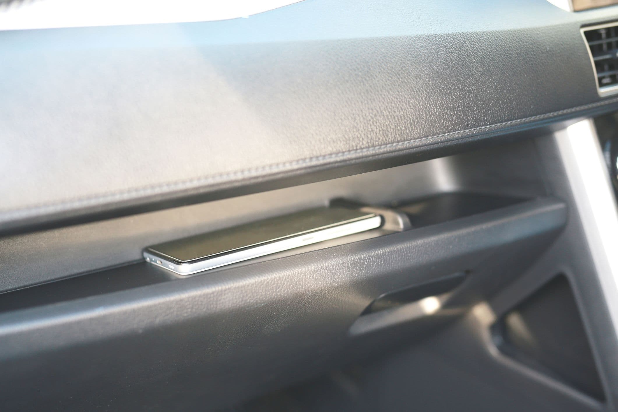Un téléphone bien rangé dans une voiture : une bonne pratique pour les automobilistes