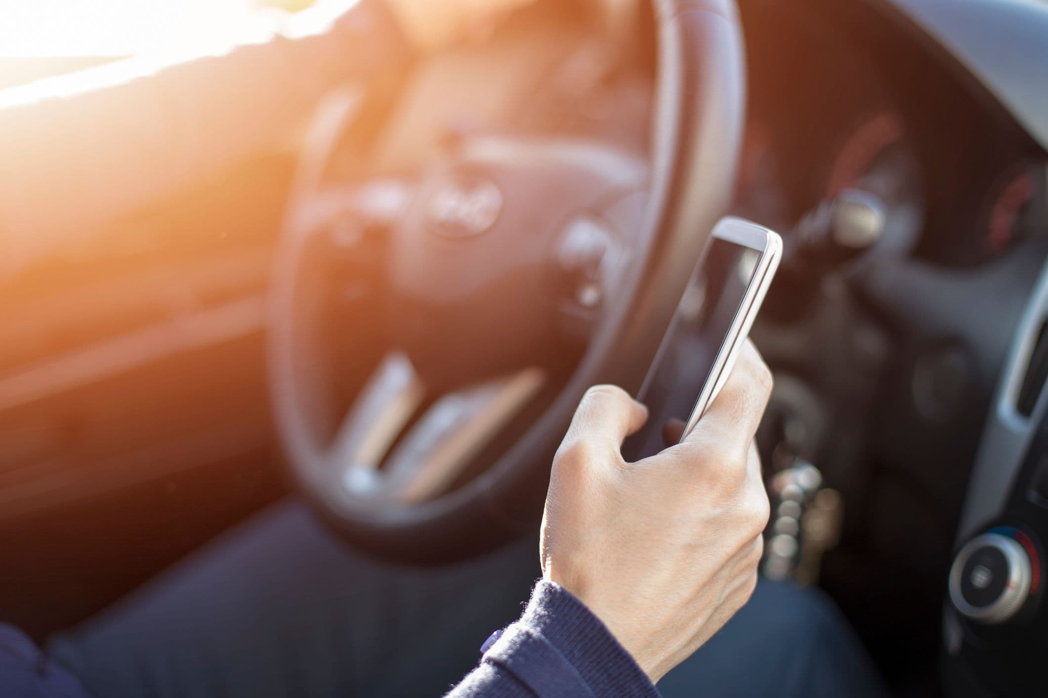 Un automobiliste utilise son smartphone au volant