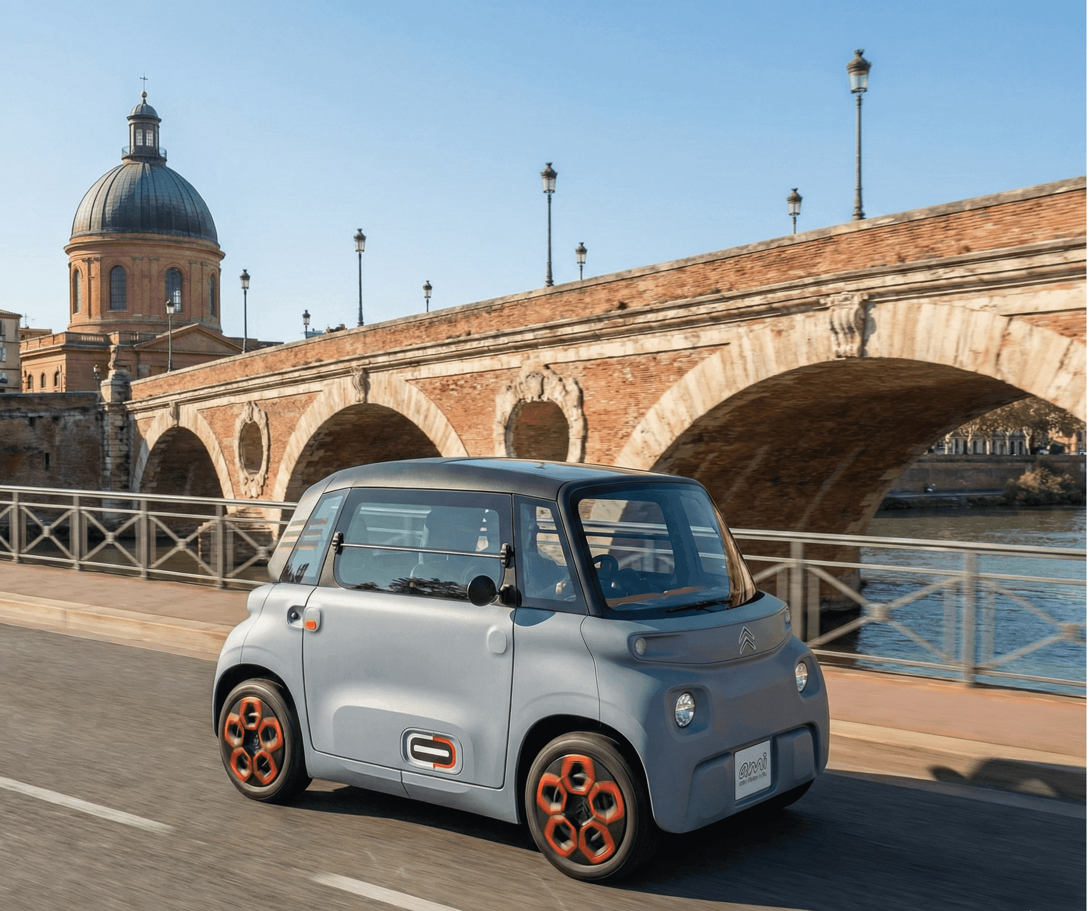 Une citroen ami circule dans la ville de Toulouse devant le pont Saint-Pierre