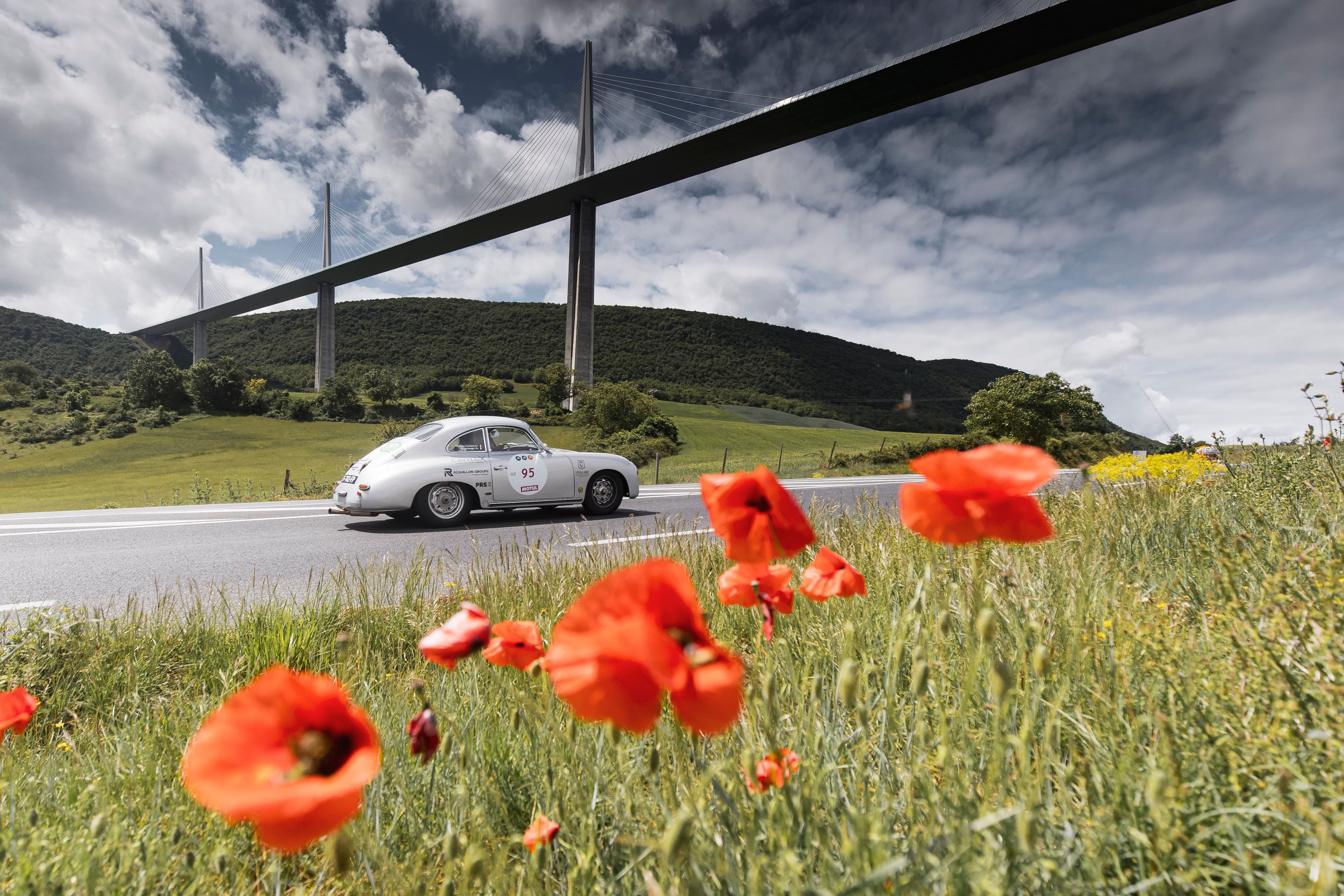 Une Porsche 356 sous le viaduc de Millau. ©Peter Auto