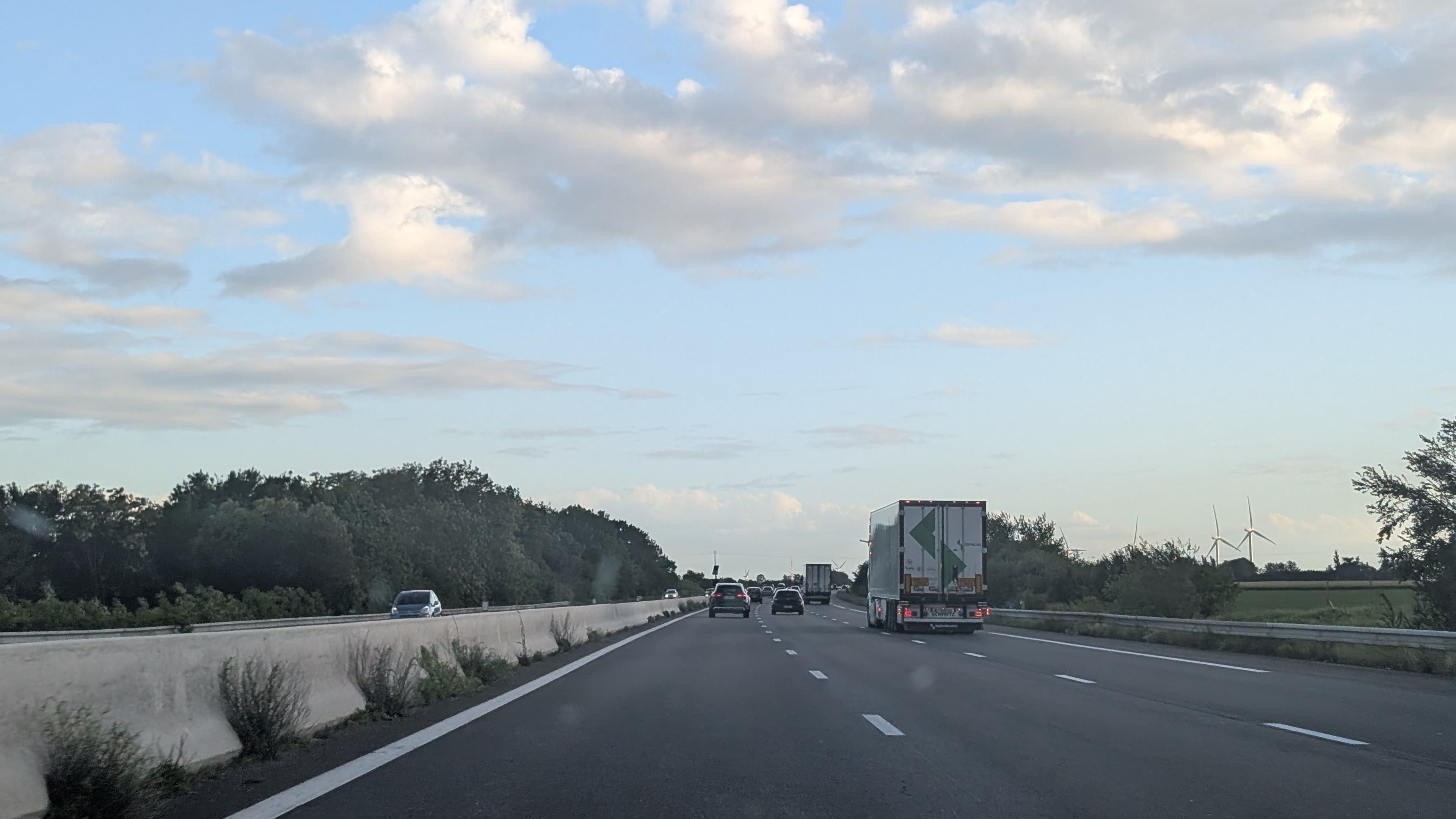 Des véhicules circulent sur l'autoroute. 