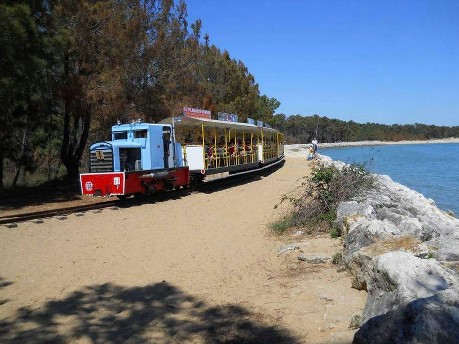 Le P'tit train de Saint-Trojan à travers plages et pinèdes. ©Ptit Train de Saint-Trojan