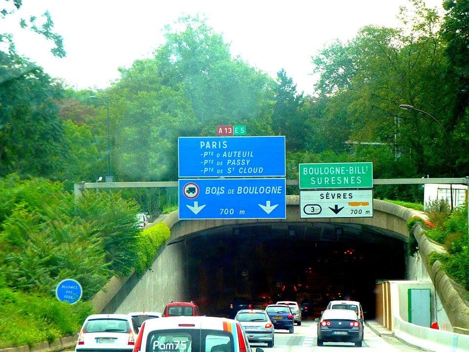 Ralentissement vers un tunnel parisien, panneaux A13, E5 et Boisée de Boulogne