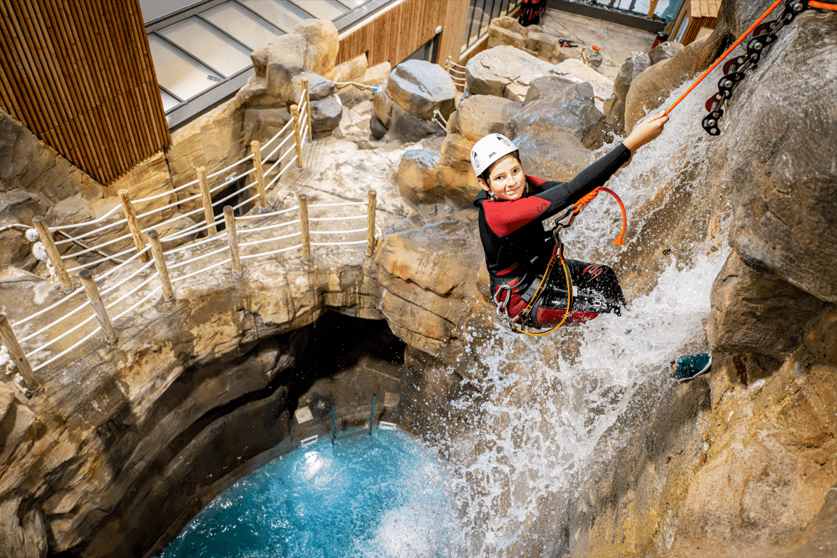 Essayez-vous au canyoning en toute sécurité au Vésubia Mountain Park. @Puremontagne