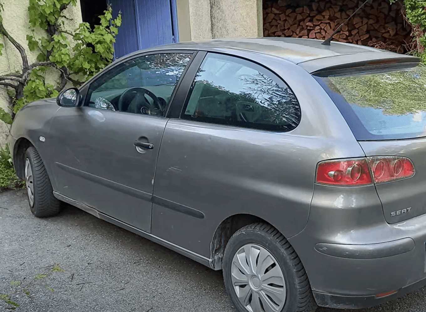 Une vieille voiture prête à être donnée