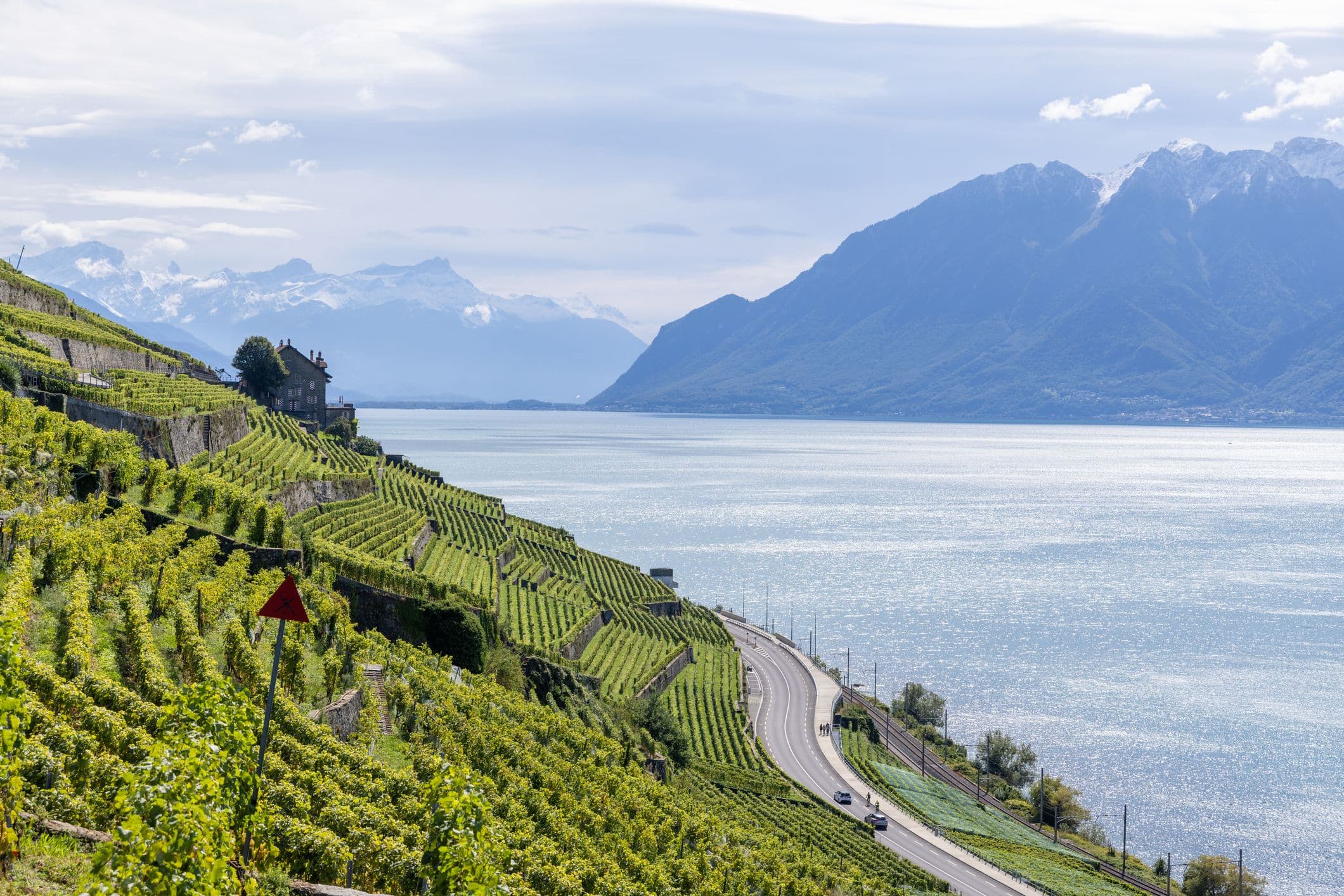 Les magnifiques routes entre les vignes de Lagnaux, en terrasse et longeant le Lac. ©Mystockimages
