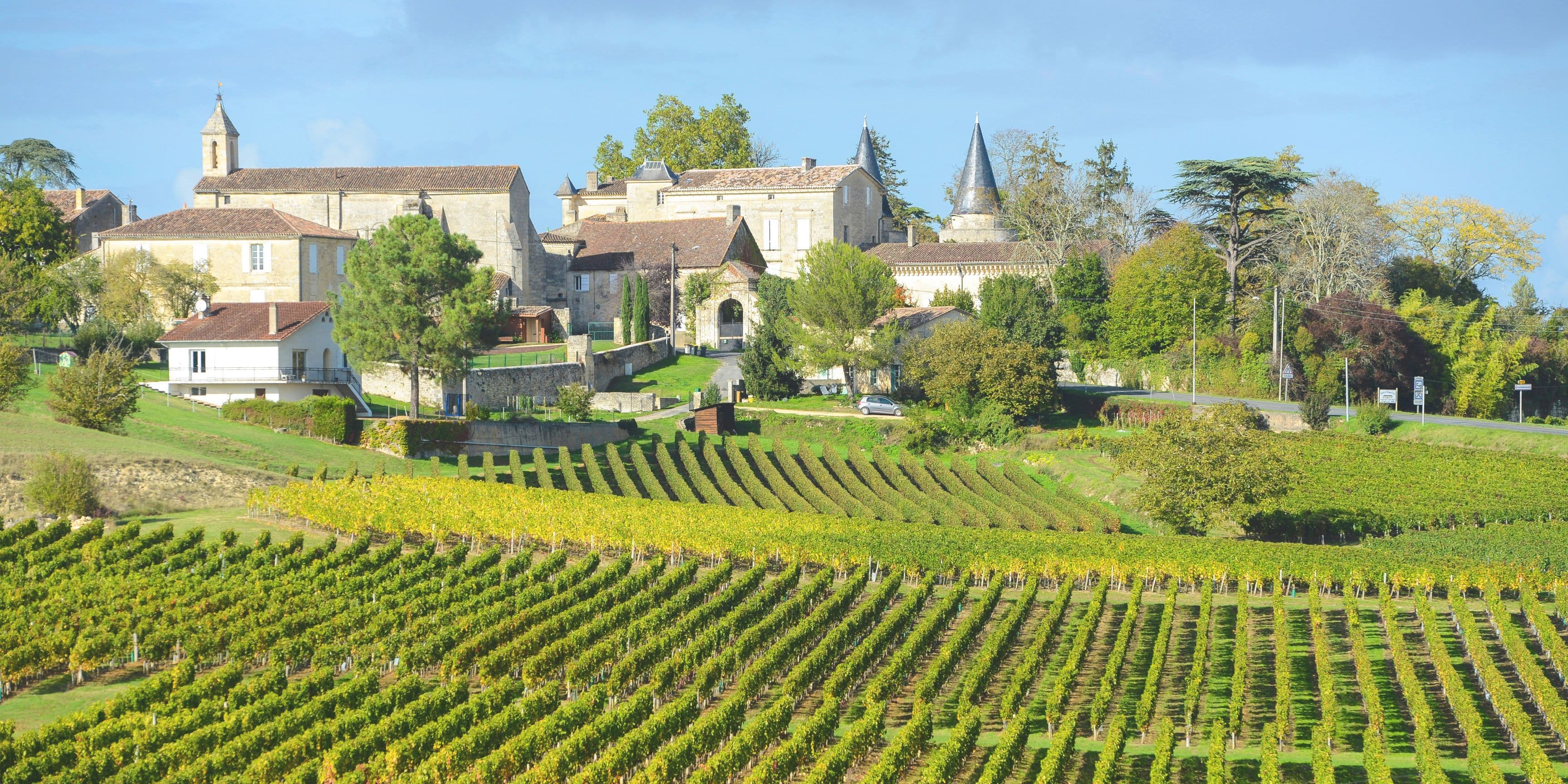 Un vignoble bordelais et l'un des nombreux villages girondins que vous pourrez croiser au bord de l'A63.