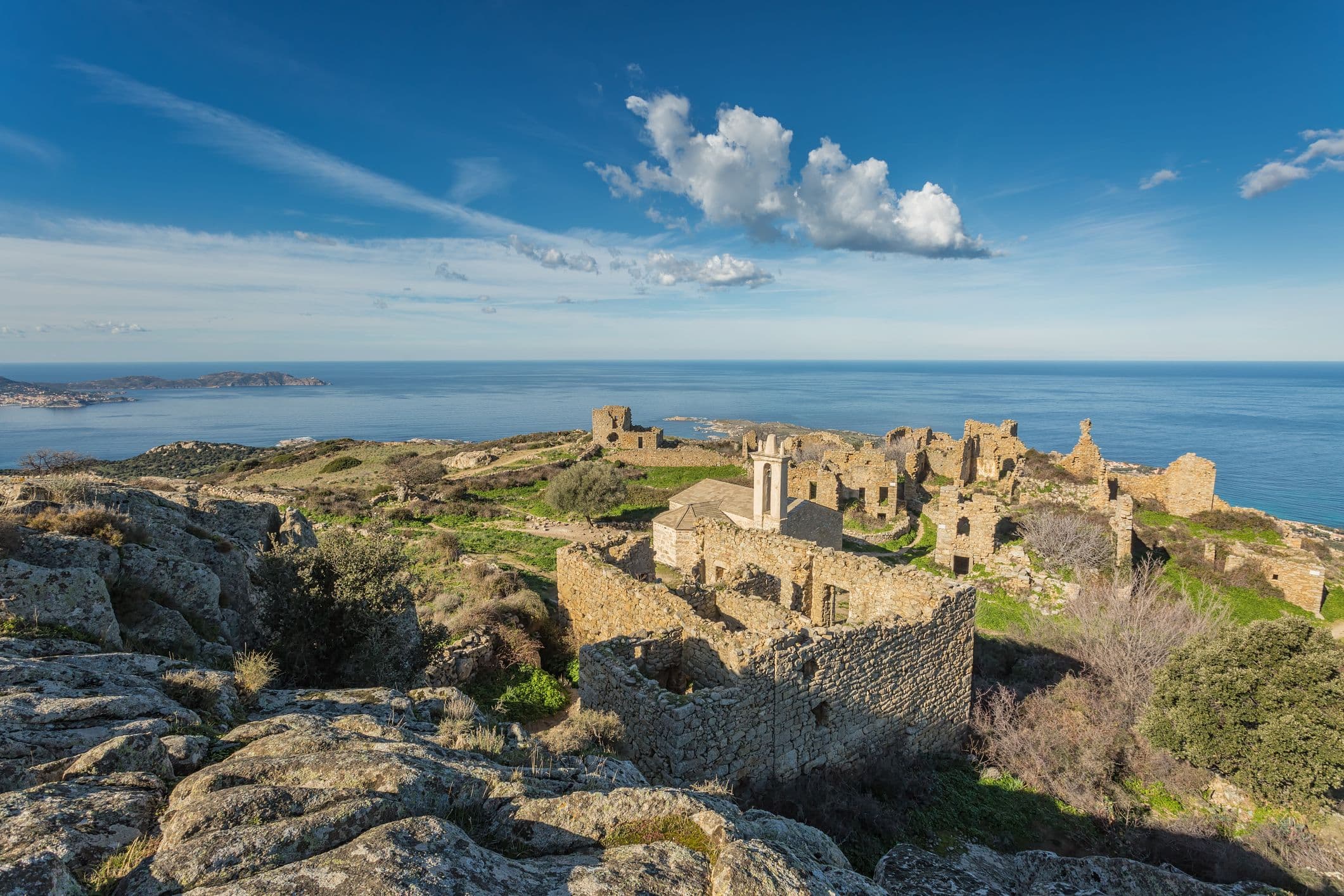 Le village abandonné d'Occi, surplombant la mer. ©joningall