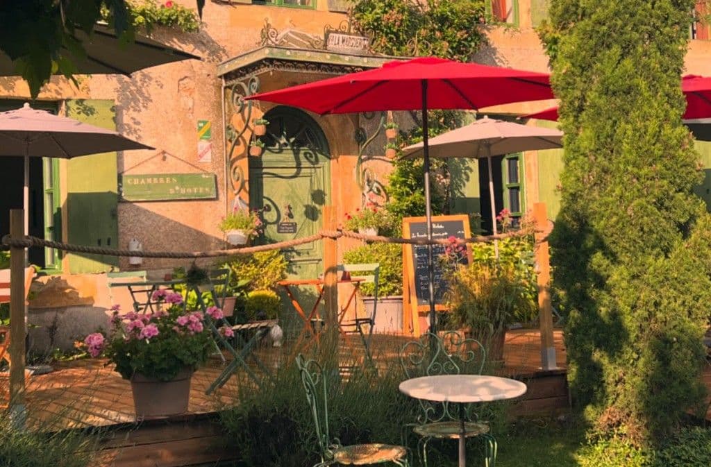 Façade historique, verdure omniprésente, cuisine locale et accueil chaleureux : c'est le programme d'un déjeuner à la Villa Marguerite. <strong>©</strong>LaVillaMargerite