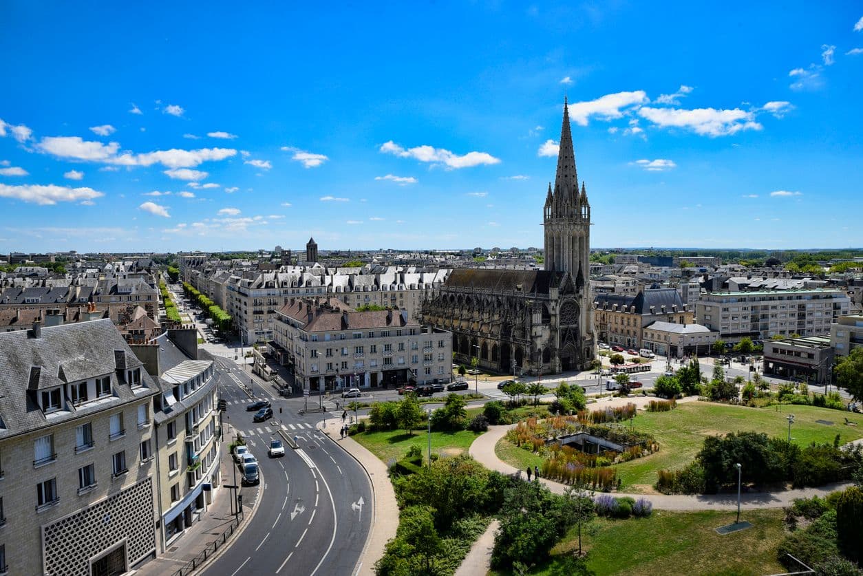 Le centre-ville de Caen avec la cathédrale Saint-Pierre, Normandie