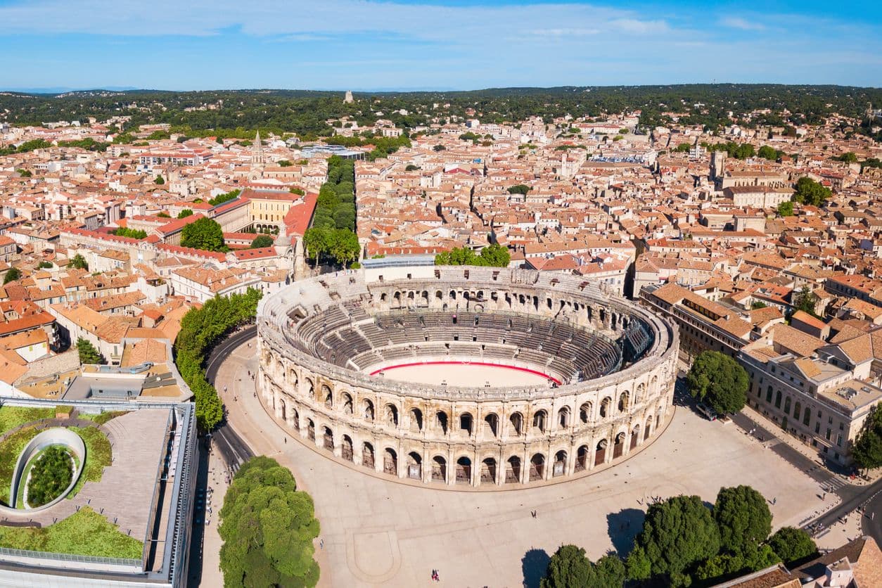 La ville de Nîmes en vue aérienne sur les Arènes