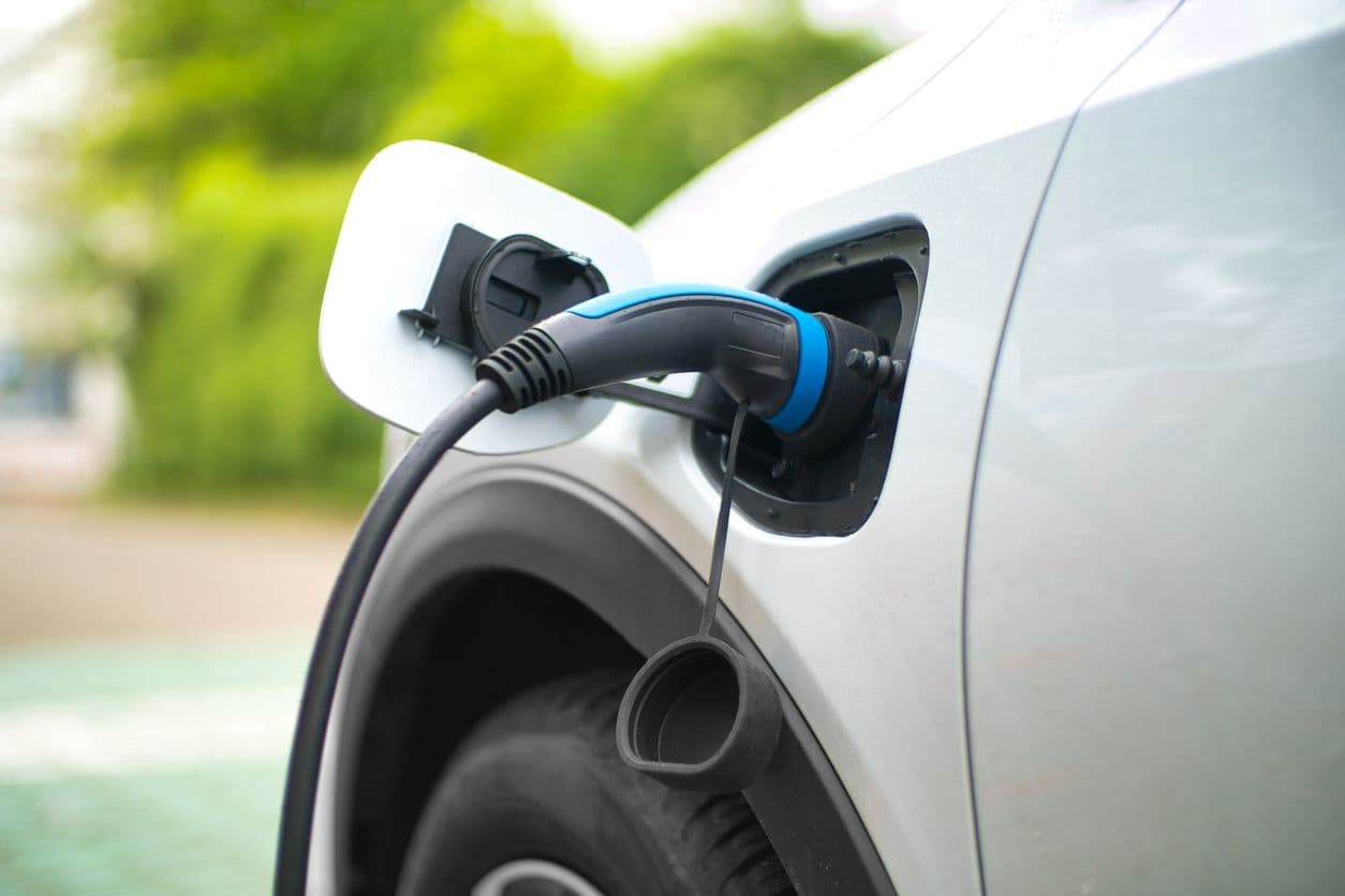 Une voiture électrique blanche est en train de charger