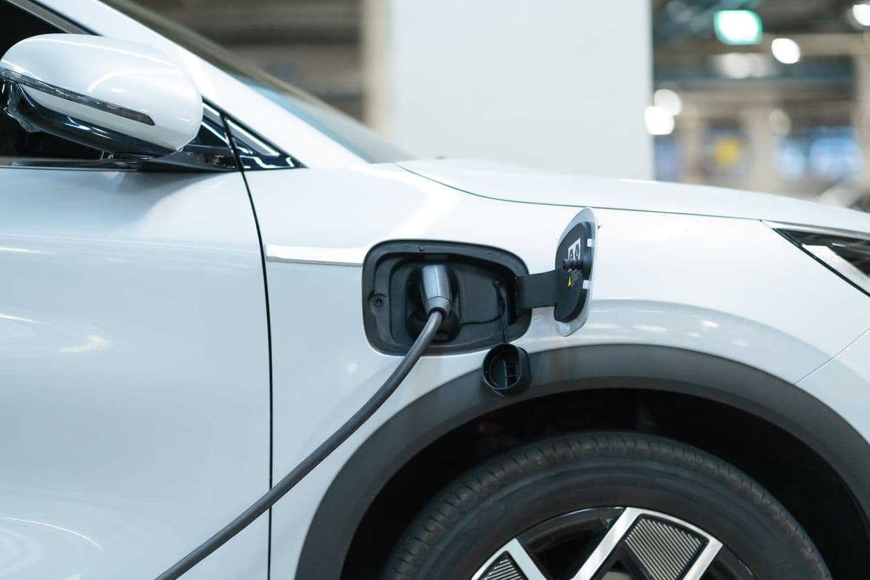 Une voiture électrique en charge