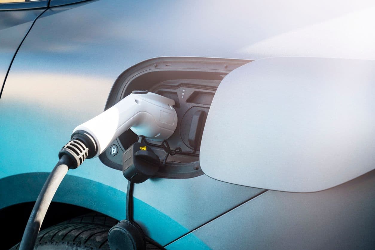 une voiture électrique bleue en train de recharger