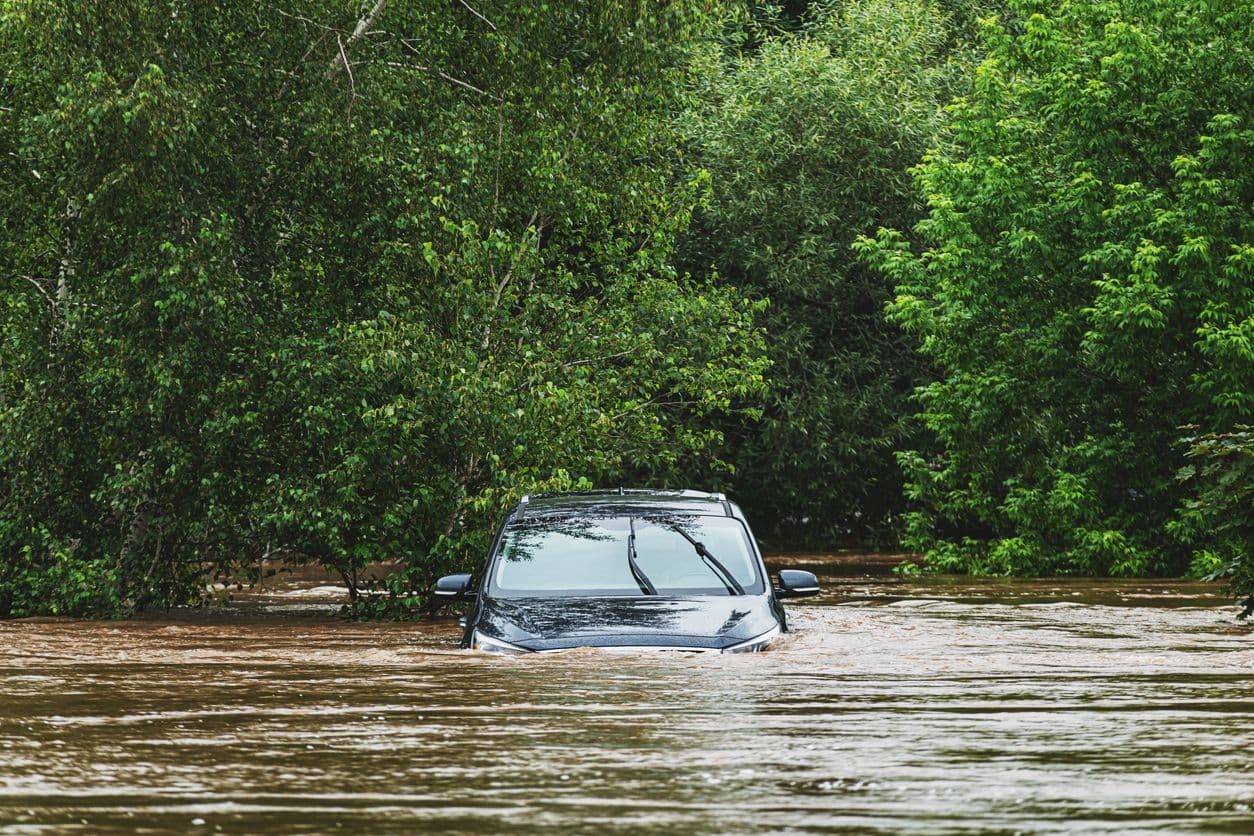 Une voiture coincée en pleine inondation