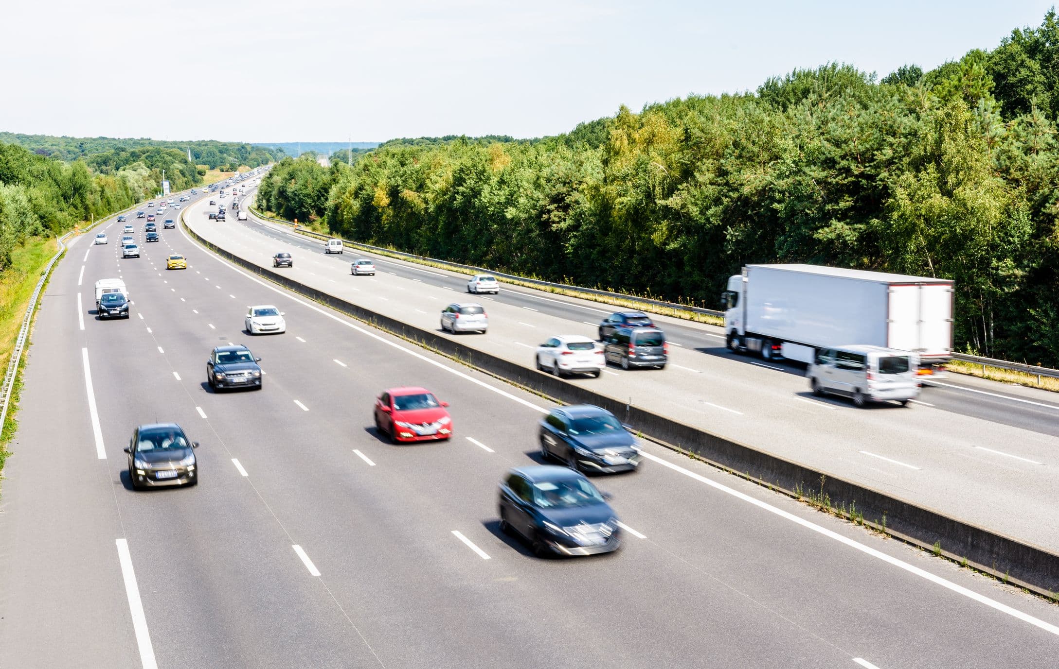 Des voitures roulent sur une autoroute en France