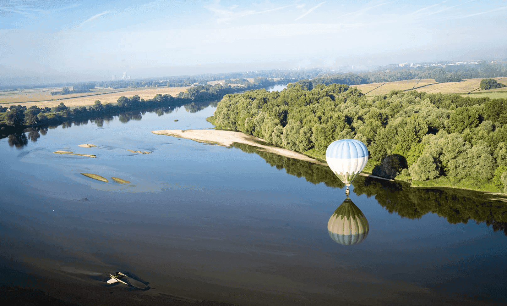 Admirez la Loire, ses châteaux et la campagne solognote lors d'un vol à bord des ballons de Loire. ©Christophe Lörsche