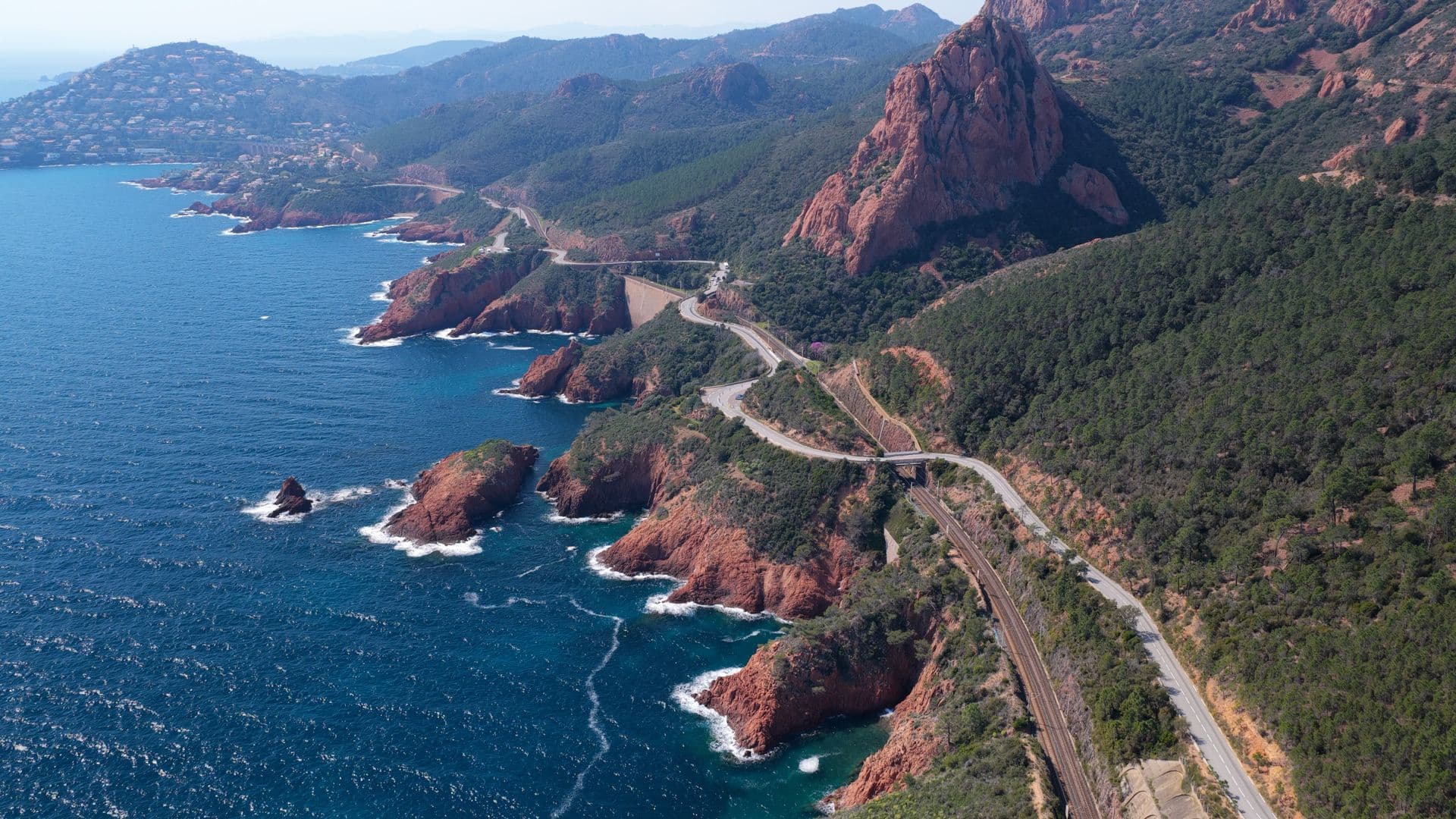Les couleurs rouge, verte et bleue caractérisent les paysages de la Corniche d'Or. ©Roole