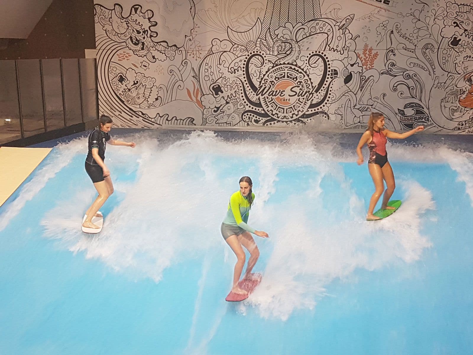 Apprenez à surfer la vague en pleine ville, c'est possible à Bordeaux ! ©WaveSurfCafe