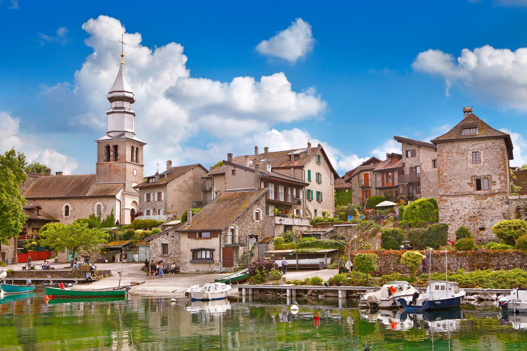 Yvoire et son port de pêche bucolique. ©narvikk