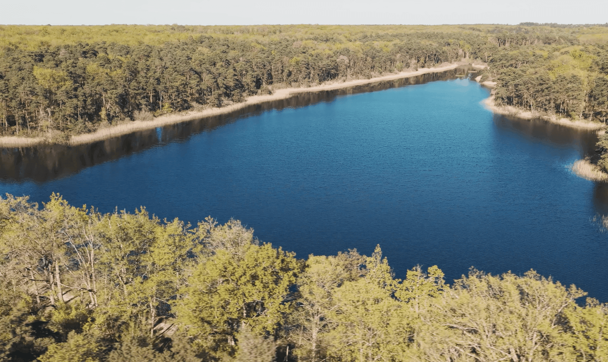L’étang de Montperché vu du ciel, un coin de nature paisible à découvrir. ©Roole