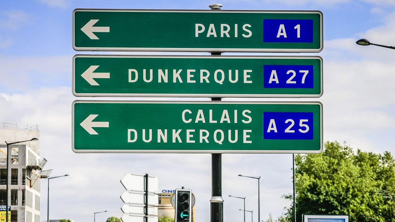 Panneaux indiquant les autoroutes du Nord.