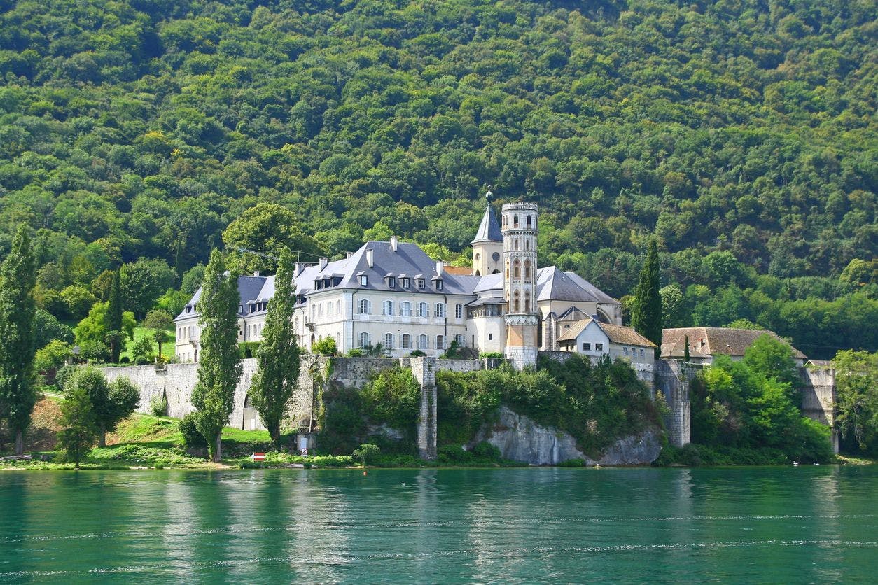 Abbaye de Hautecombe au bord du lac du Bourget - © iStock