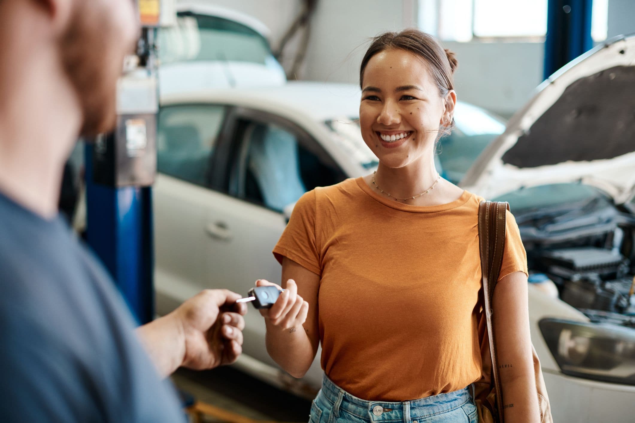 Une jeune conductrice reçoit les clés de sa nouvelle voiture