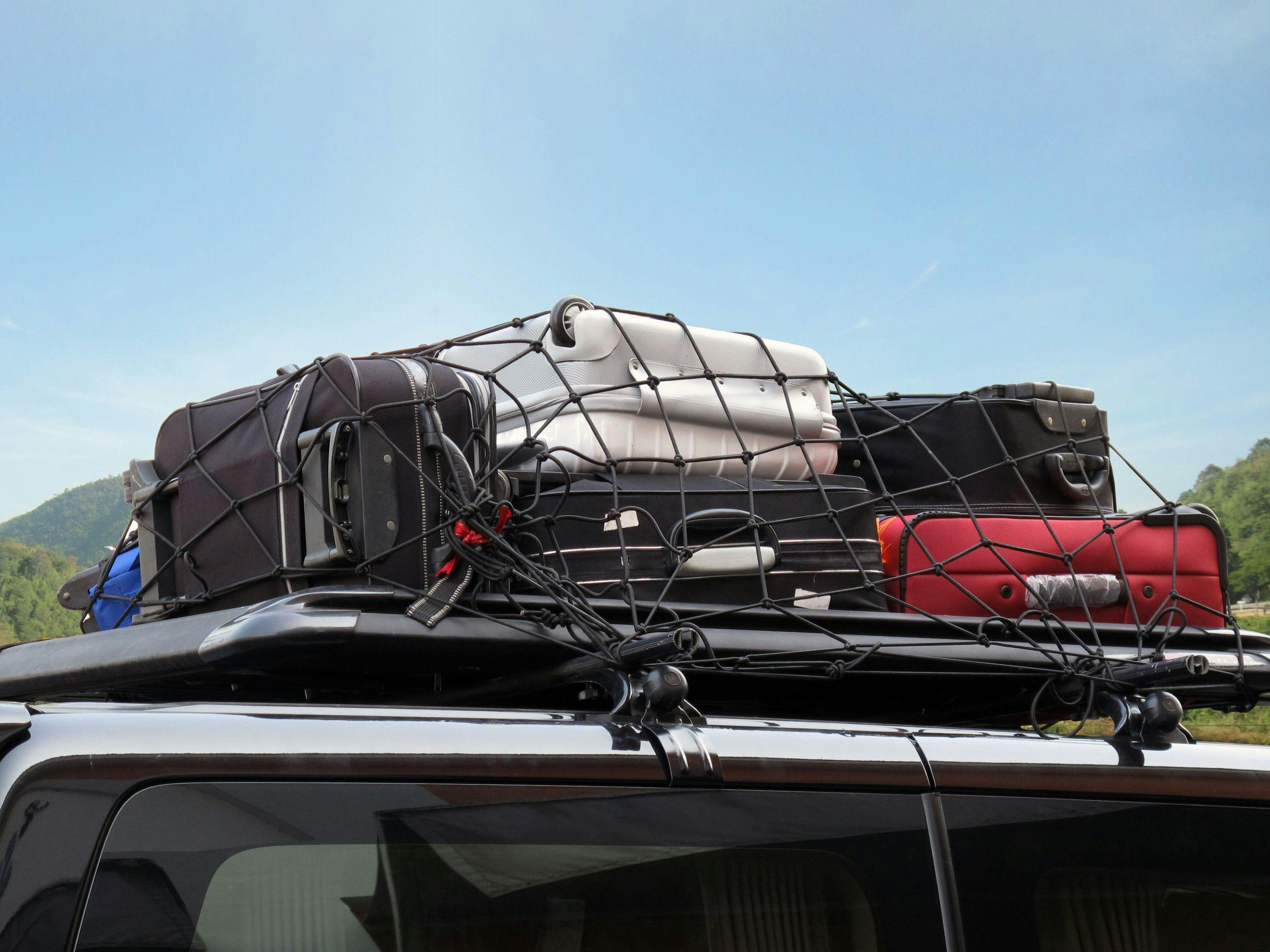 Des bagages sur le toit d'une voiture - iStock