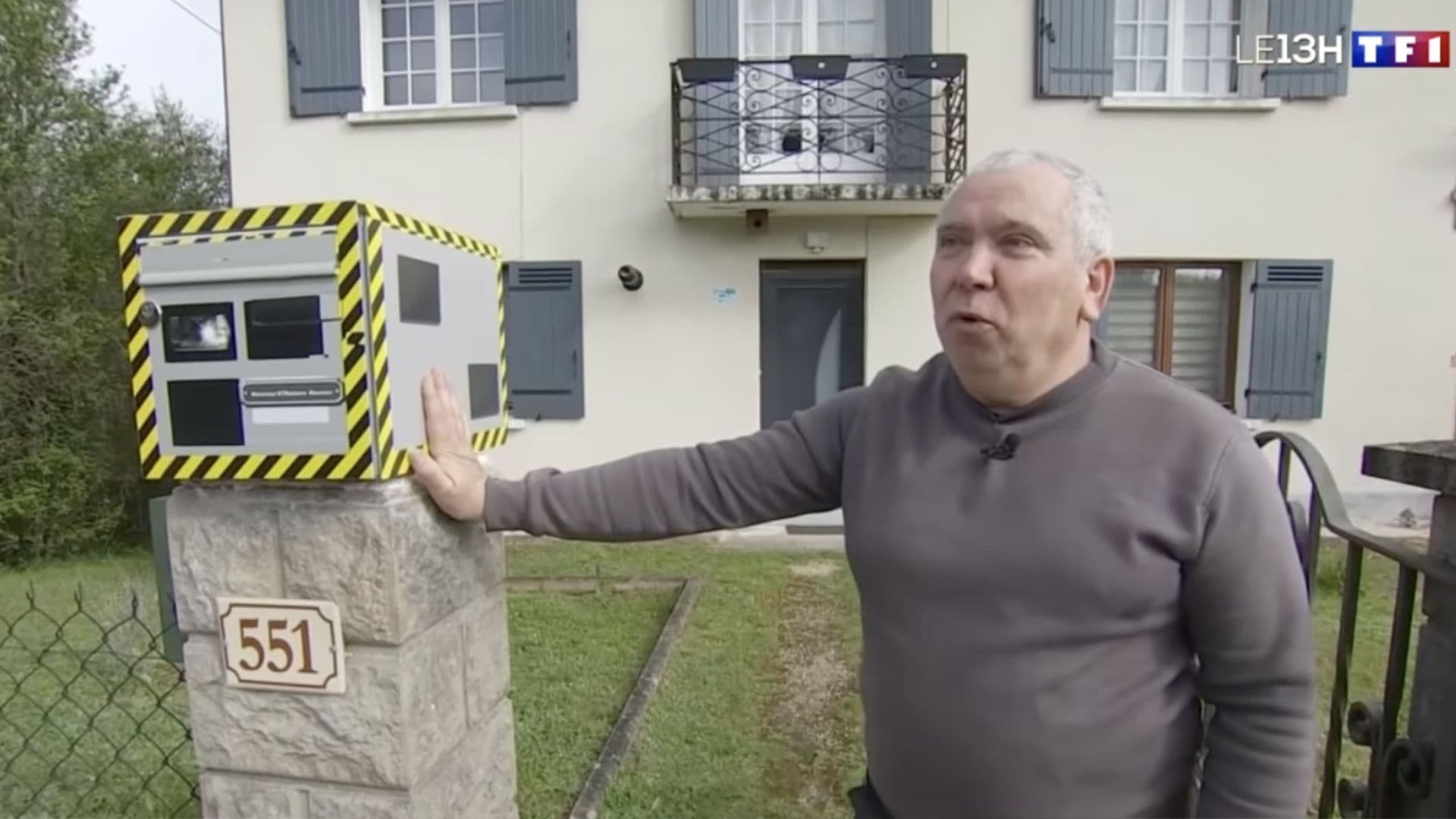 Gérard a déguisé sa boîte aux lettres en faux radar ! ©TF1