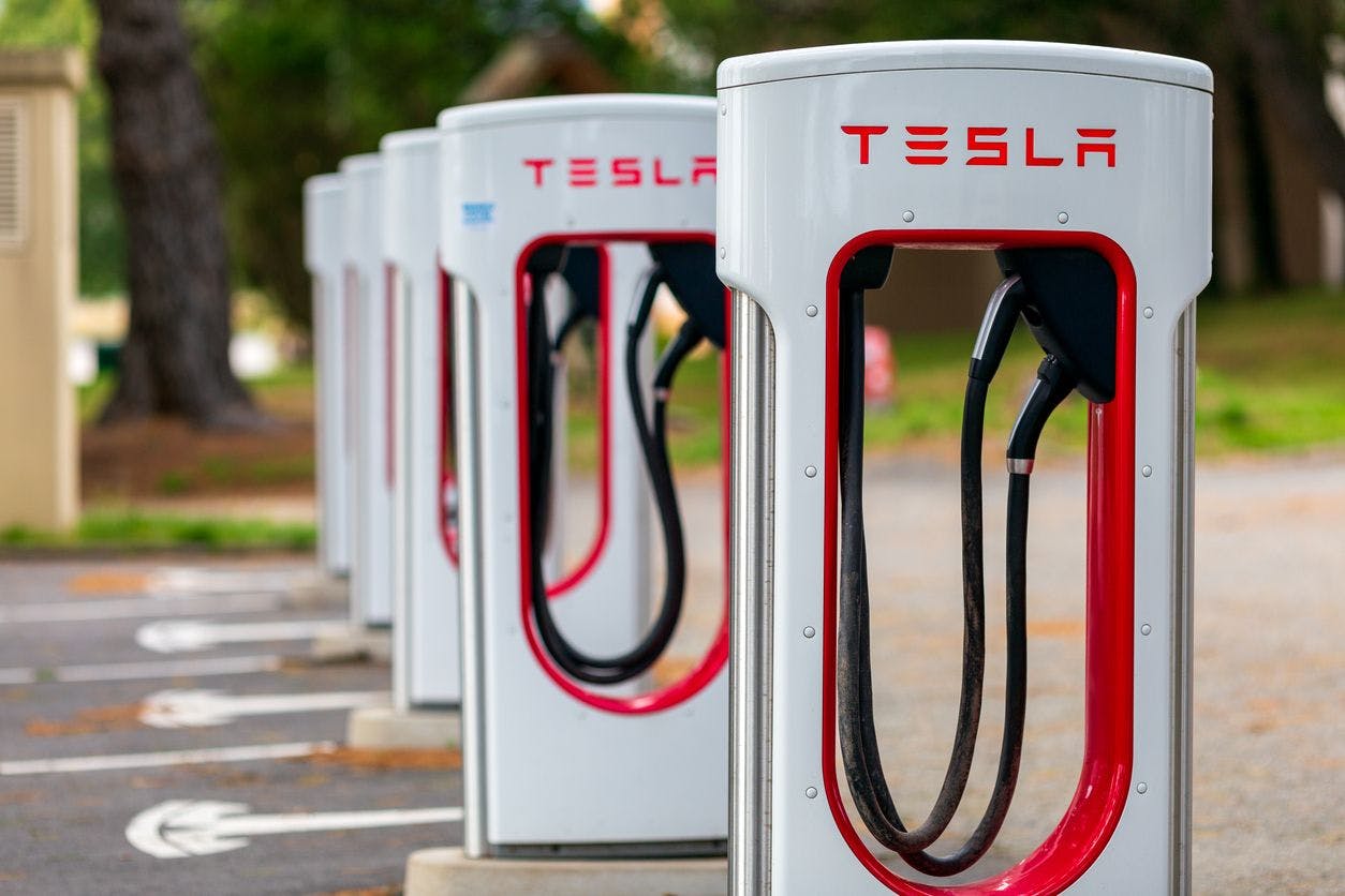 Une station de recharge du réseau Tesla, ouverte à toutes les voitures électriques