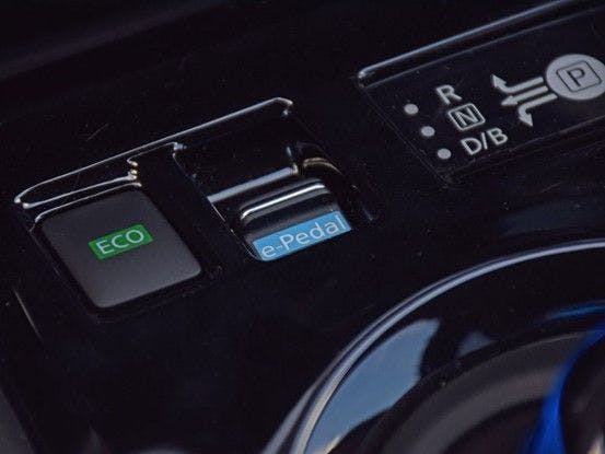 Dans la Nissan Leaf, un bouton permet de sélectionner la conduite à une pédale. © Nissan