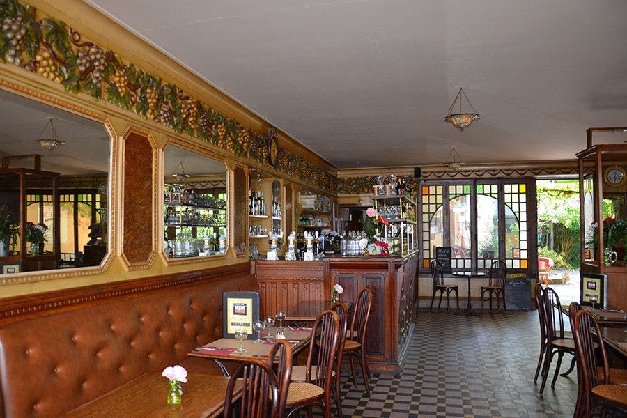 Le Café des Arts, traditionnel bistrot de village, avec son décor Art Deco. ©Café des Arts