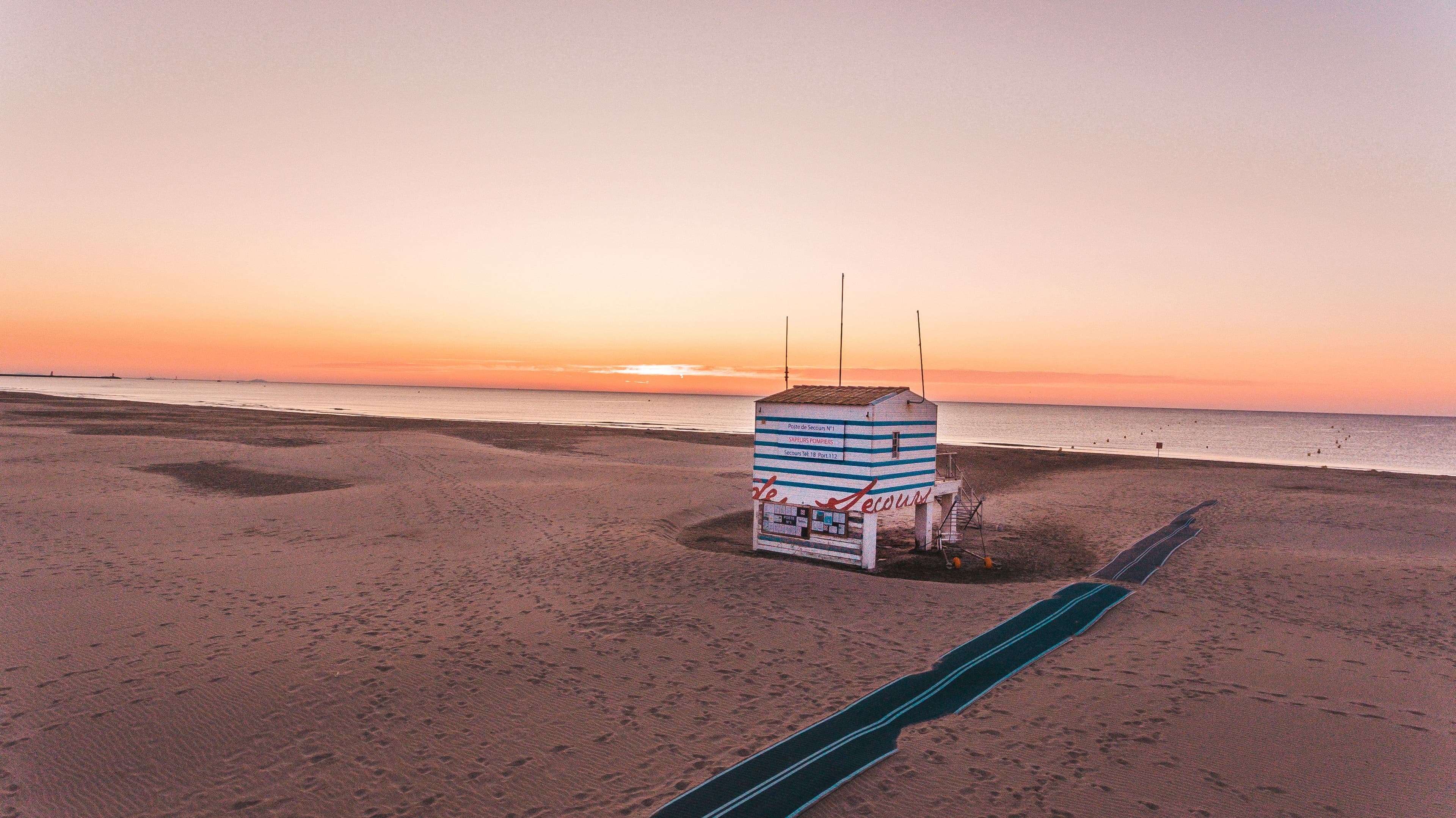 Détendez-vous, et commencez les vacances les pieds dans le sable ! ©Gruissan Tourisme