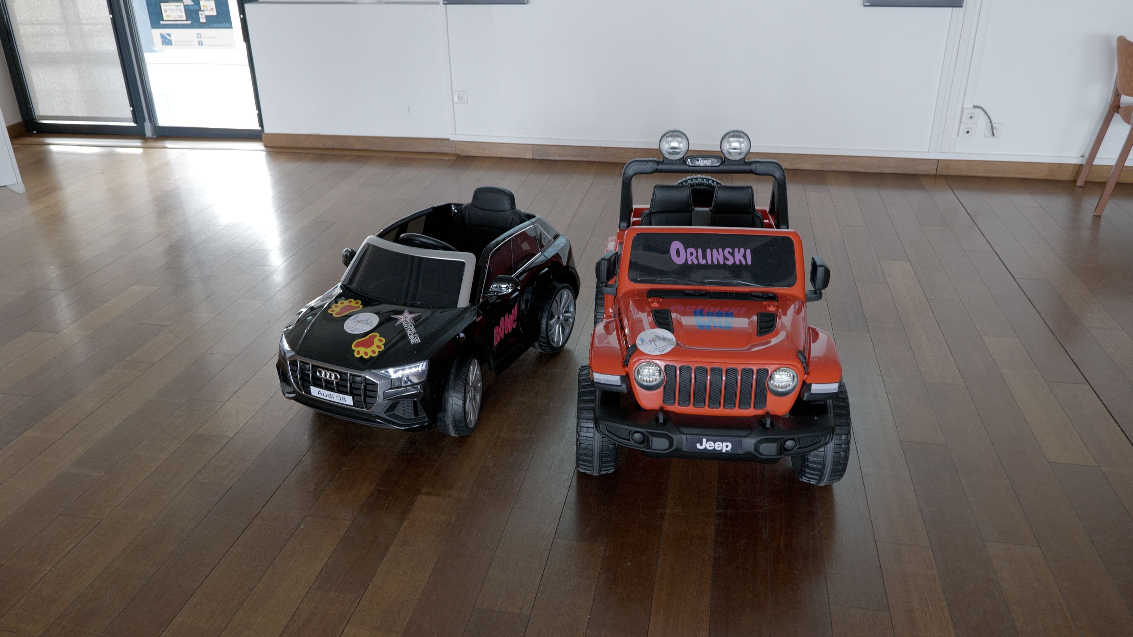 Les deux voiturettes électriques distribuées au centre hospitalier des Quatre Villes à Saint-Cloud.